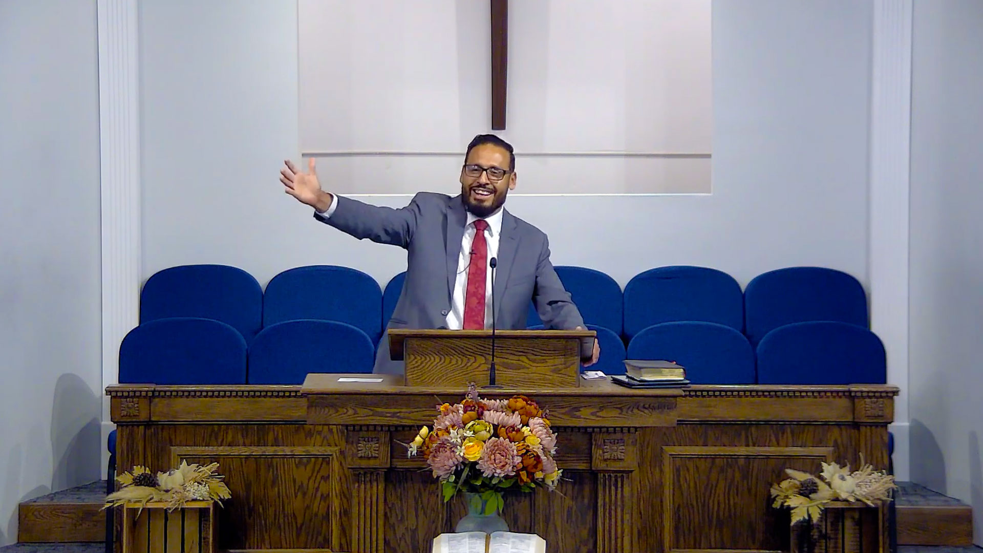 El hermano Esteban Mosqueda pronunciando un sermón desde el púlpito en la Iglesia Bautista Madison
